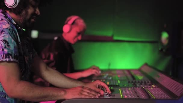 Les Jeunes Amusent Travailler Ensemble Dans Studio Enregistrement Musique — Video