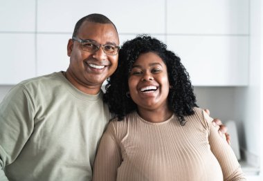 Mutlu gülümseyen Afro Latin baba ve kız portresi - Aile sevgisi ve birlik konsepti