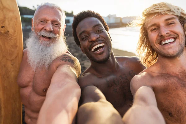 Surfistas Felices Con Diferentes Edades Carreras Tomando Selfie Mientras Divierten — Foto de Stock