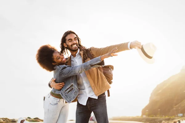 Feliz Pareja Sonriente Divertirse Citas Aire Libre Los Jóvenes Amor — Foto de Stock