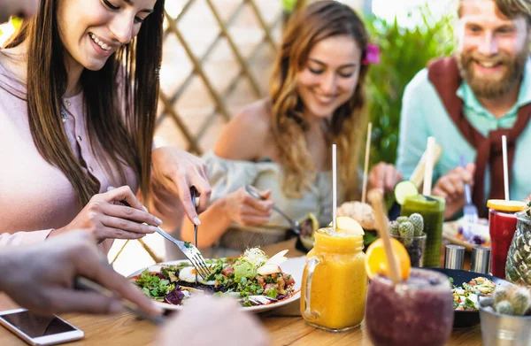 Amigos Felices Almorzando Con Comida Saludable Brunch Café Del Bar — Foto de Stock