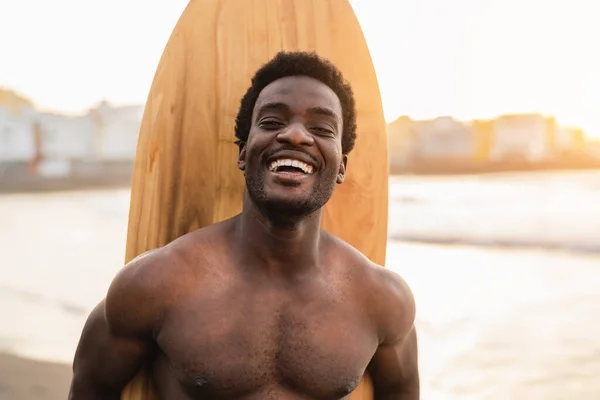 Felice Afro Surfista Divertirsi Surf Durante Tramonto Uomo Africano Godendo — Foto Stock