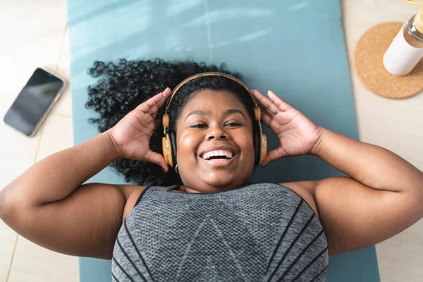 Glad Afrikansk Kvinna Har Roligt Lyssna Musik Med Hörlurar Medan — Stockfoto