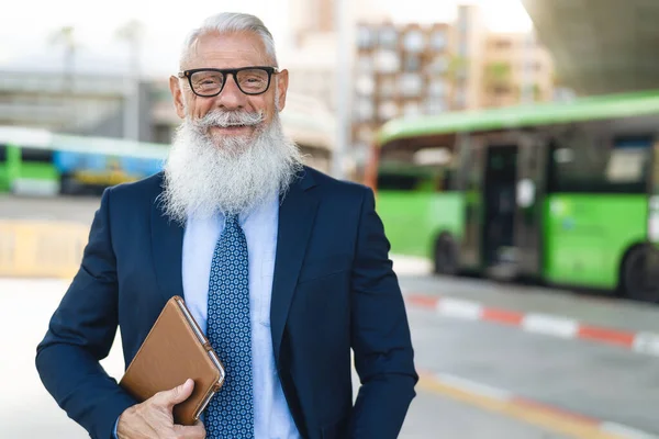 Pria Bisnis Senior Yang Bahagia Tertawa Stasiun Bus Sebelum Pergi — Stok Foto