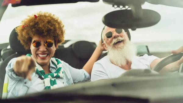 Pasangan Senior Yang Bahagia Bersenang Senang Mengendarai Mobil Konversi Baru Stok Gambar Bebas Royalti