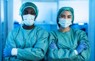 Corona virüsü salgınına karşı mücadele eden kişisel koruyucu ekipman giyen çok ırklı doktorlar - sağlık ve sağlık çalışanları konsepti