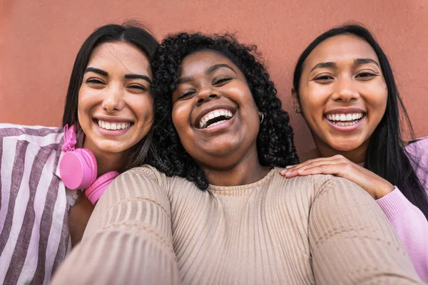 Felices Amigos Hispanos Divirtiéndose Tomando Selfie Con Smartphone Móvil Aire —  Fotos de Stock