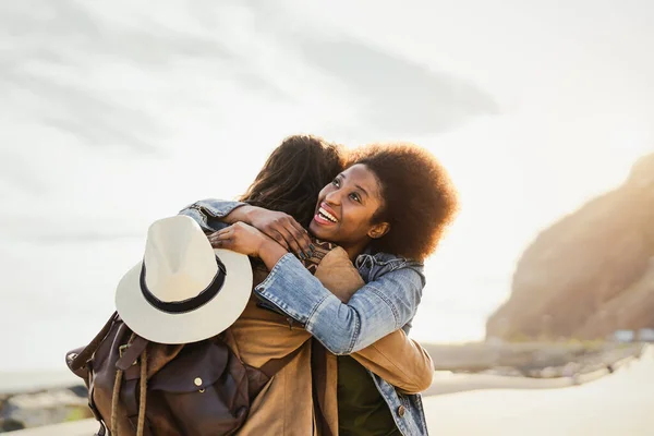 Feliz Jovem Casal Namoro Momento Romântico Abraçar Livre Jovens Amam — Fotografia de Stock