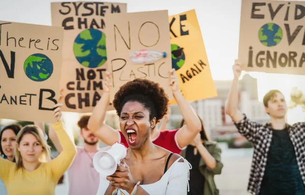 Grupo Manifestantes Protestando Contra Contaminación Plástica Cambio Climático Personas Multirraciales — Foto de Stock