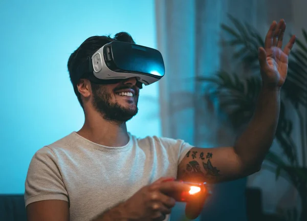 Jongeman Speelt Online Video Games Met Virtual Reality Bril Thuis — Stockfoto