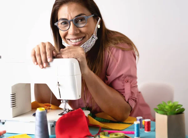 Mujer Feliz Trabajando Con Máquina Coser Haciendo Mascarilla Protectora Casera — Foto de Stock