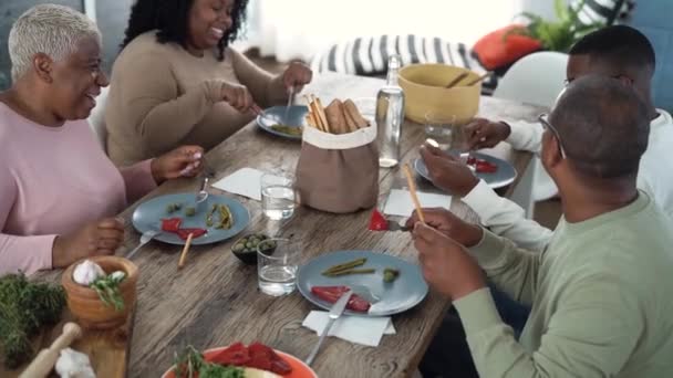 Familia Afro Feliz Teniendo Almuerzo Saludable Juntos Casa Comida Concepto — Vídeos de Stock