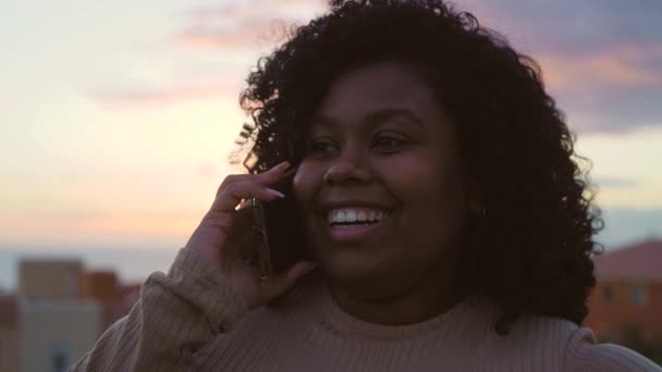 Jong Afro Latin Meisje Bellen Met Mobiele Smartphone Het Dak — Stockvideo