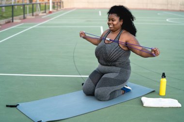 Kıvrımlı Afro kadın egzersiz yapıyor, genç Afrikalı kadın dışarıda antrenman yapıyor, sportif insan yaşam tarzı kavramı.