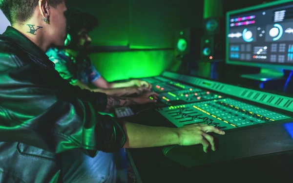 Pemuda Insinyur Audio Bersenang Senang Bekerja Dengan Mixer Panel Suara — Stok Foto