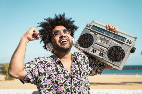 Homem Afro Feliz Divertindo Ouvindo Música Com Fones Ouvido Sem — Fotografia de Stock