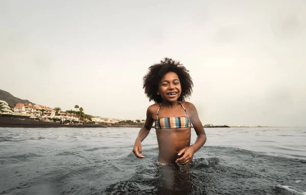 Niño Afro Feliz Divirtiéndose Jugando Dentro Del Agua Durante Verano — Foto de Stock