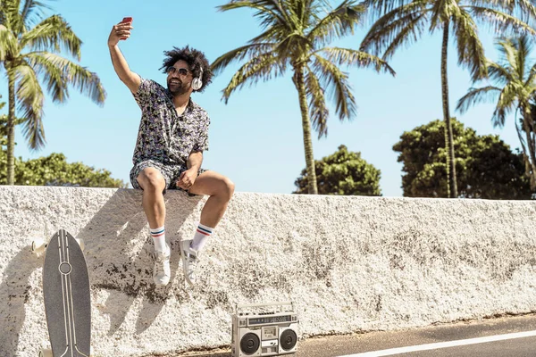 Jovem Latino Divertindo Tirando Selfie Com Smartphone Móvel Enquanto Ouve — Fotografia de Stock