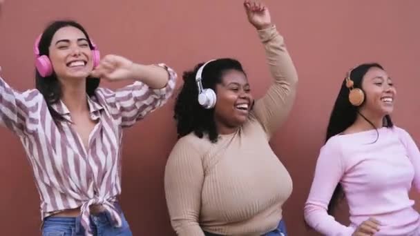 Mujeres Jóvenes Felices Divirtiéndose Bailando Escuchando Música Con Auriculares Inalámbricos — Vídeo de stock