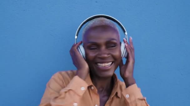 Feliz Mujer Afro Senior Divirtiéndose Bailando Escuchando Música Con Auriculares — Vídeo de stock