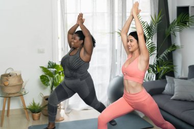 Genç Latin kadınlar evde yoga ve pilates yapıyorlar - Spor sağlığı yaşam tarzı konsepti