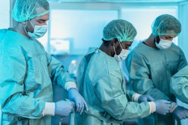 Corona virüsü salgını sırasında hastanede cerrahi operasyona hazırlanan doktorlar - Coronavirüs salgınıyla mücadeleye hazırlanan sağlık çalışanları - Sağlık sigortası konsepti