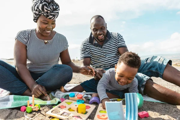 Família Africana Feliz Divertindo Praia Durante Férias Verão Pais Adoram — Fotografia de Stock