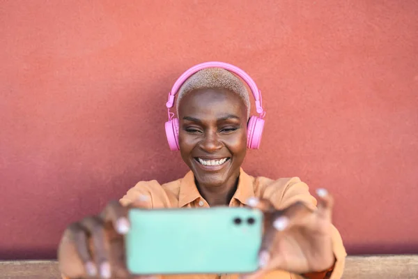 Wanita Afrika Yang Bahagia Melakukan Selfie Dengan Ponsel Pintar Sambil — Stok Foto