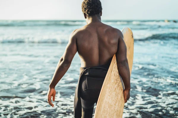 Männlicher Afro Surfer Hat Spaß Beim Surfen Bei Sonnenuntergang Afrikanischer — Stockfoto