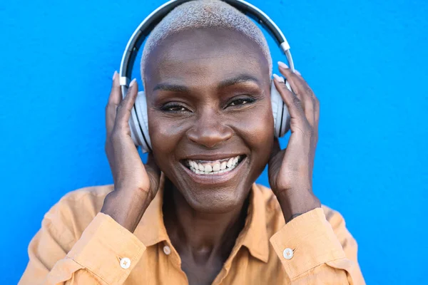Glad Senior Afrikansk Kvinna Som Har Roligt Lyssna Musik Med — Stockfoto