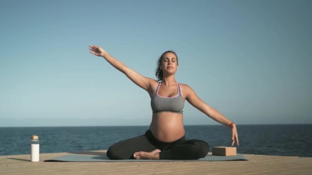 Ung Gravid Kvinna Som Gör Yoga Meditation Utomhus Kroppsbalans Och — Stockvideo