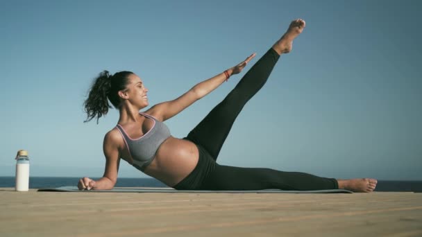 Młoda Ciężarna Kobieta Robi Sesję Pilates Nad Morzem Zdrowie Styl — Wideo stockowe