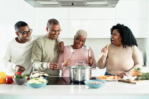 Keluarga Kulit Hitam Yang Bahagia Menikmati Memasak Bersama Dapur Modern — Stok Foto