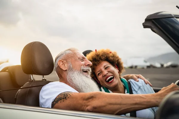 Heureux Couple Personnes Âgées Qui Amusent Conduire Une Nouvelle Voiture — Photo