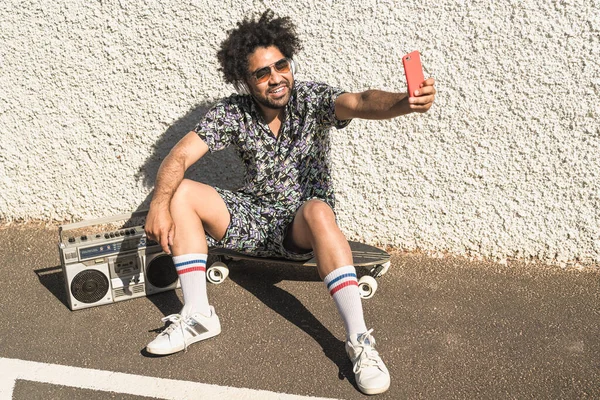 Jovem Afro Latino Divertindo Tirando Selfie Com Smartphone Móvel Enquanto — Fotografia de Stock