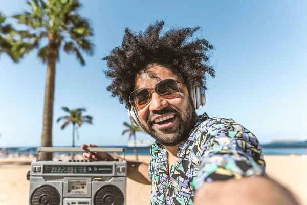 Jovem Latino Divertindo Tirando Selfie Com Smartphone Móvel Enquanto Ouve — Fotografia de Stock