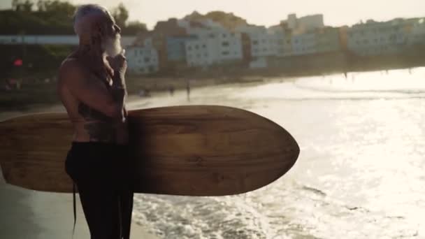 Fit Ανώτερος Αρσενικό Έχει Διασκέδαση Surfing Κατά Διάρκεια Του Ηλιοβασιλέματος — Αρχείο Βίντεο