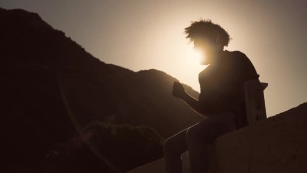 Afro Hombre Divertirse Bailando Escuchando Música Con Auriculares Vintage Boombox — Vídeos de Stock