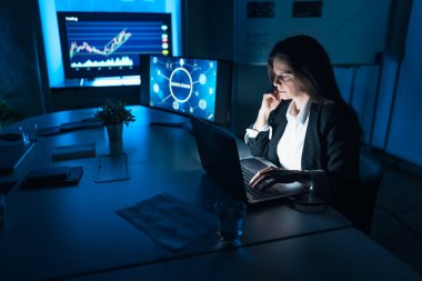 Kripto para piyasalarında çalışan ticari borsacı kadın engelleme teknolojisiyle - merkezileştirilmiş finans ve borsa konsepti