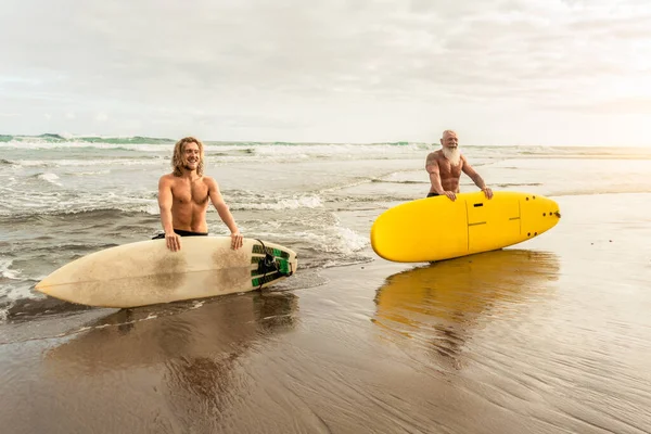 Happy Friends Different Age Surfing Together Sporty People Having Fun — Stock Photo, Image