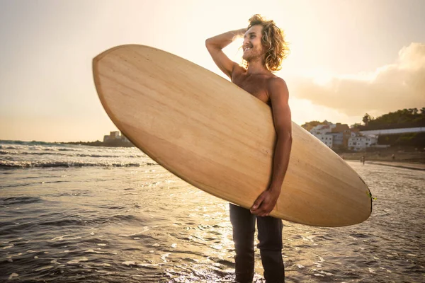 Junge Surfer Genießen Einen Surftag Bei Sonnenuntergang Konzept Extremsport Lifestyle — Stockfoto