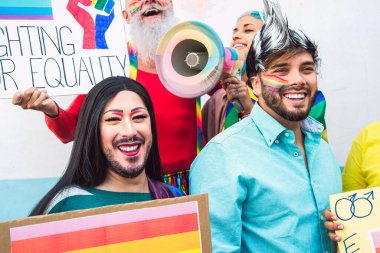 Eşcinsel aktivistler LGBT sosyal hareketi homoseksüel hakları protesto ediyor - cinsiyet eşitliği kavramı