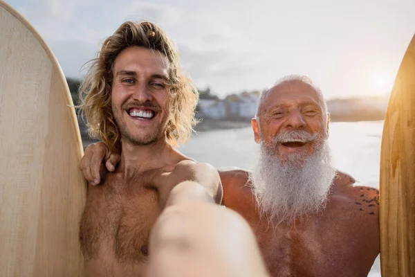 Surfistas Felizes Que Tomam Selfie Enquanto Divertem Surfando Juntos Pôr — Fotografia de Stock