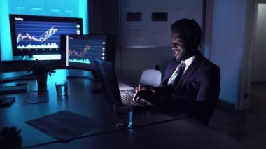 Kripto para piyasalarında çalışan ticari borsacı engelleme teknolojisiyle - yerel finans ve borsa konsepti  