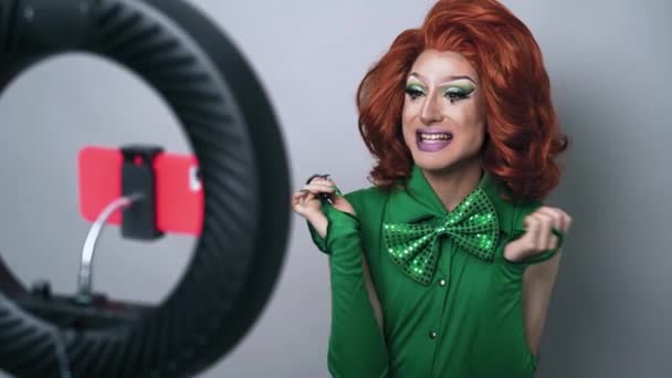 Happy Drag Queen Társadalmi Befolyásoló Vlogging Online Smink Osztály Okostelefon — Stock videók