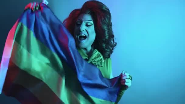 Ευτυχισμένη Drag Queen Γιορτάζει Γκέι Υπερηφάνεια Κρατώντας Ουράνιο Τόξο Σημαία — Αρχείο Βίντεο