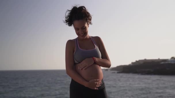Junge Schwangere Frau Massiert Babybauch Meer Gesundheits Und Mutterschaftskonzept — Stockvideo