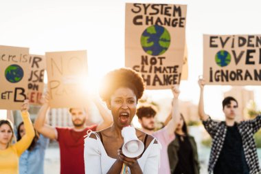 Plastik kirliliği ve iklim değişikliğini protesto eden göstericiler grubu - Çevre felaketleri hakkında pankart tutan çok ırklı insanlar - Küresel ısınma kavramı