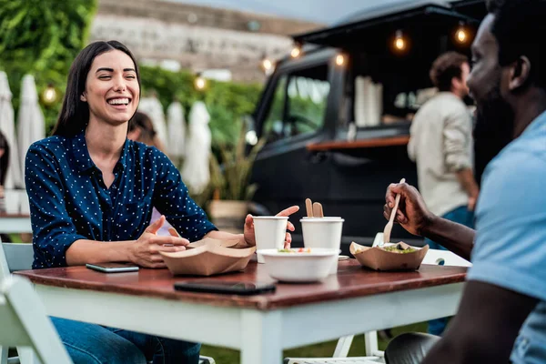 Happy Multiracial Přátelé Baví Jíst Ulici Potravin Truck — Stock fotografie