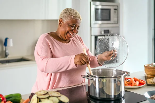 Wanita Senior Yang Bahagia Menyiapkan Makan Siang Dapur Modern Ibu — Stok Foto